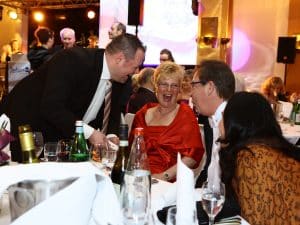 Zauberer & Mentalist Daniel Mayer® zaubert beim Ball im Raddison Blu Senator Hotel in Lübeck am Tisch