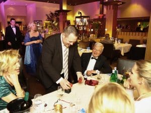 Zauberer & Mentalist Daniel Mayer® zaubert in Lübeck am Tisch